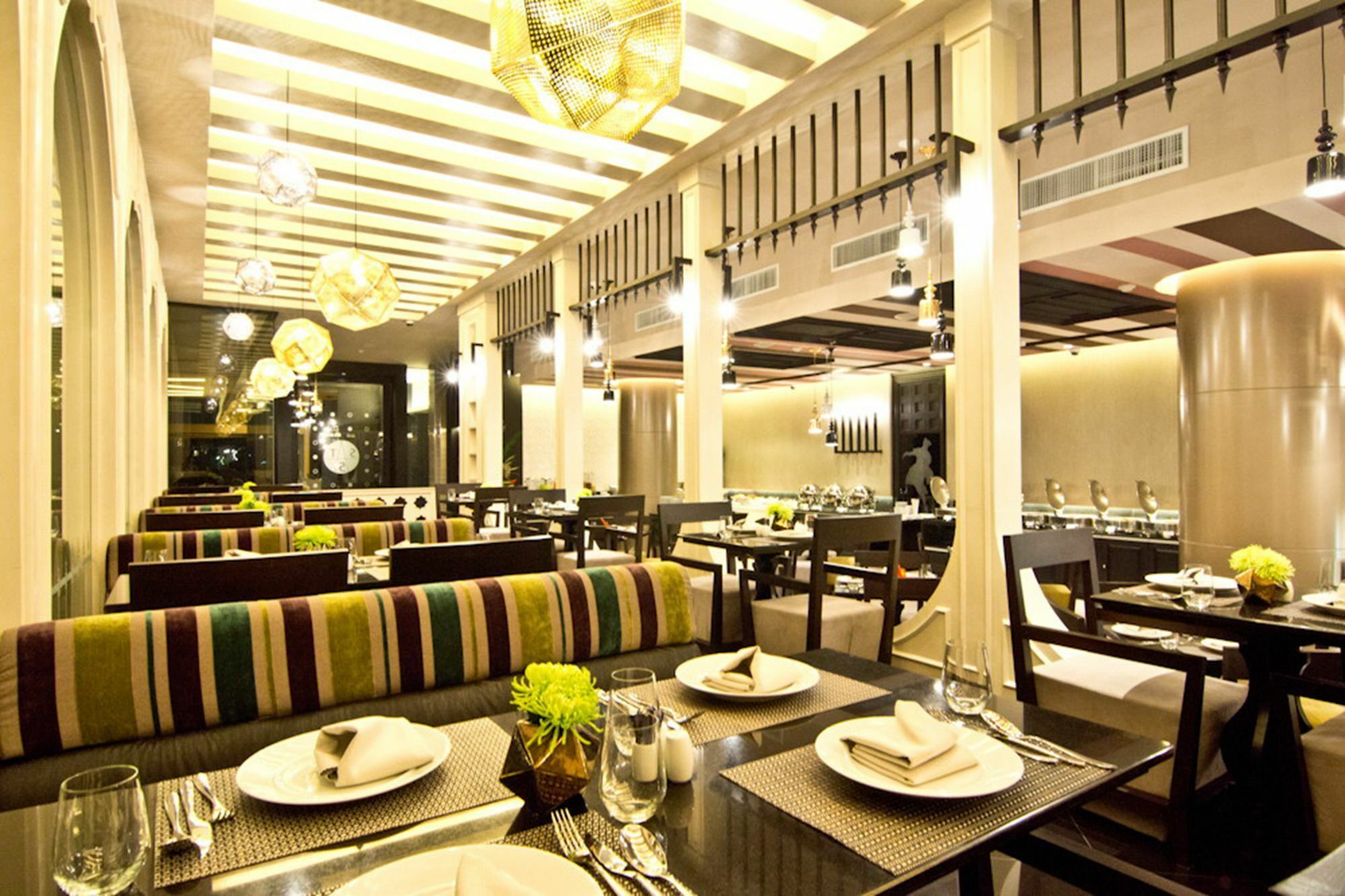Tsix5 Quarter Hotel Pattaya Ngoại thất bức ảnh